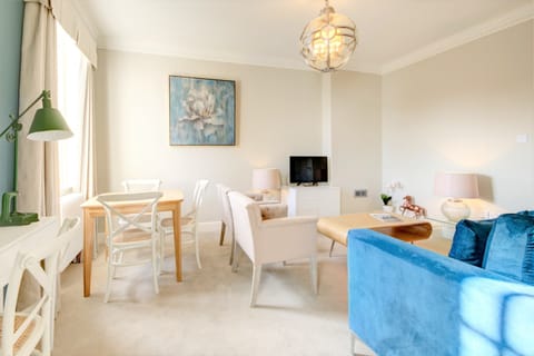 Regency Glow Apartment in Cheltenham