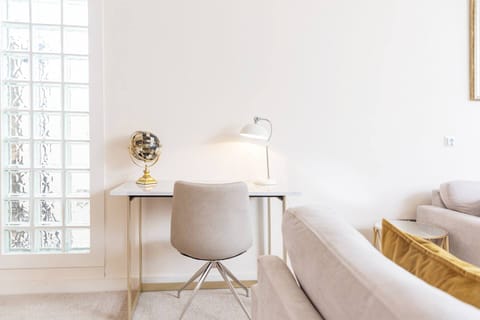 Pop The Champagne Apartment in Cheltenham