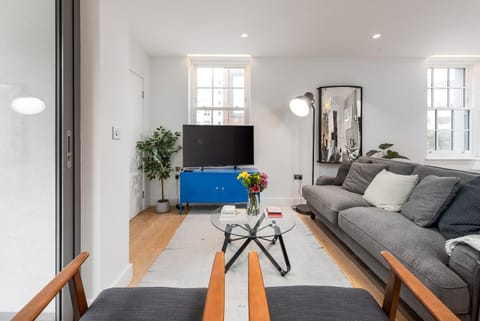 Chock-a-block Apartment in London Borough of Islington