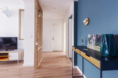 Lightwood & Blue Apartment in Annecy