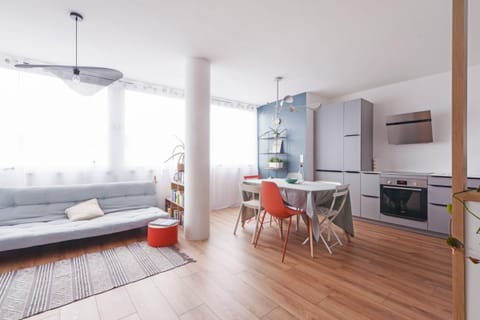 Lightwood & Blue Apartment in Annecy