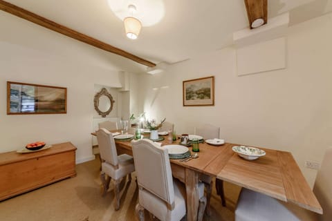 Sweet Pear Blossom Apartment in Stroud District