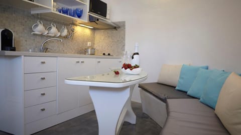 Sweet Peony Apartment in Oia