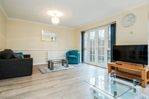 Ebony & Ivory Apartment in Maidenhead