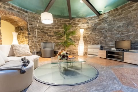 Stone Curves Apartment in Como