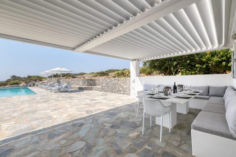 The Three Charites Apartment in Paros, Greece