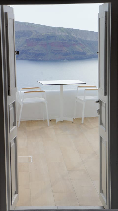 Volcano View Apartment in Oia