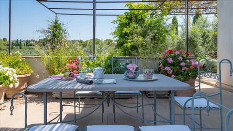 Mediterranean Flowers Apartment in Tuscany