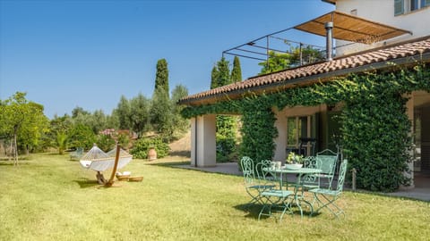 Mediterranean Flowers Apartment in Tuscany