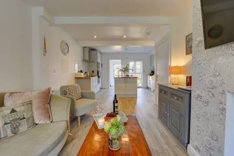 Honeyed Glow Cabin in Cherwell District