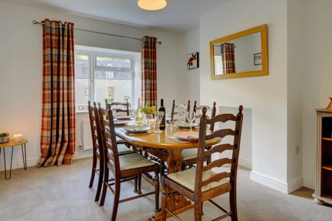 Honeyed Glow Cabin in Cherwell District