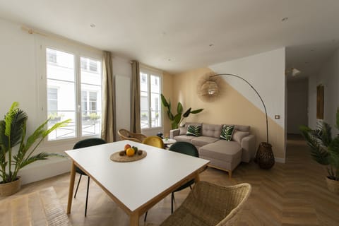 Ginger Lily Apartment in Paris