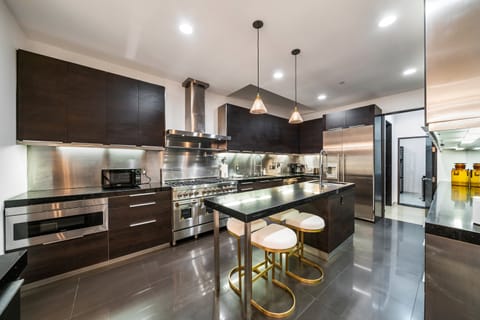 Opulence of Hollywood Condo in Brentwood