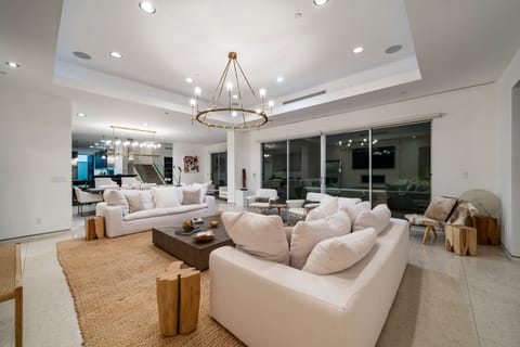 Opulence of Hollywood Condo in Brentwood