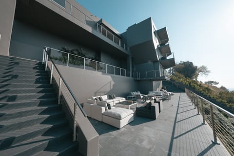 Family Crest Apartment in Beverly Hills