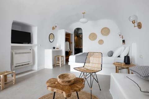 Cave In Apartment in Oia