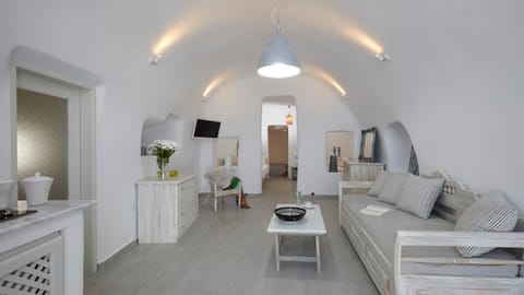 All In White Apartment in Oia