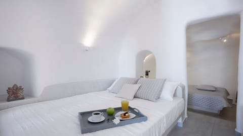 All In White Apartment in Oia