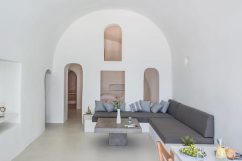 Whispering Moon Apartment in Oia