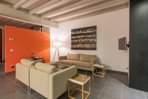 Orange Burst Condo in Alaró