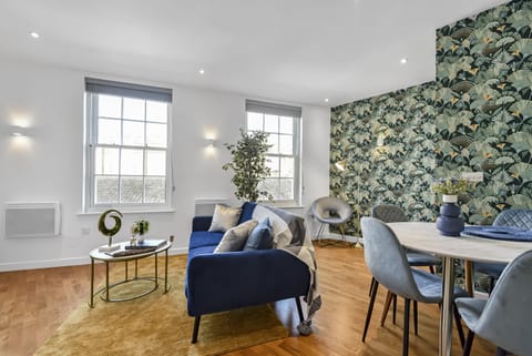 Pomp & Pizzazz Apartment in Staines-upon-Thames