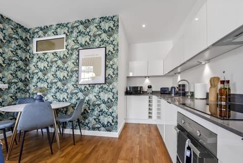 Pomp & Pizzazz Apartment in Staines-upon-Thames