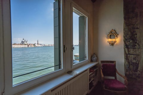 The Chandelier & The Lagoon Apartment in Lido di Venezia