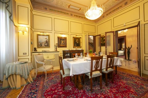 Light of the Chandelier Apartment in Desenzano del Garda