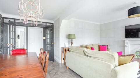 Golden Unicorn Apartment in Scotland