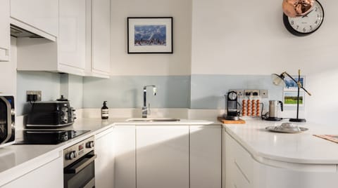 Adelaide Apartment in London Borough of Camden