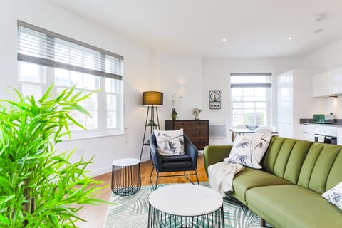 Gloss & Green Apartment in Staines-upon-Thames