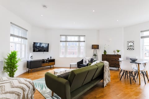 Gloss & Green Apartment in Staines-upon-Thames