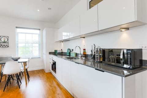 Gloss & Green Apartment in Staines-upon-Thames