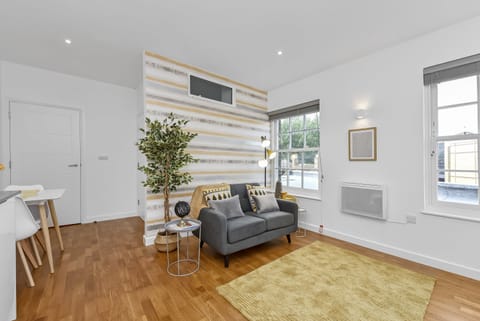 Yellow Iris Apartment in Staines-upon-Thames