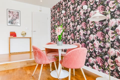 Rose Garden Rest Apartment in Staines-upon-Thames