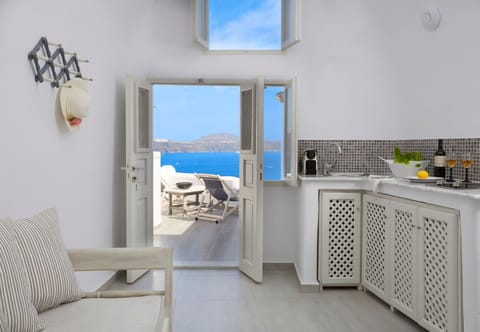 The Coastal Igloo Apartment in Oia