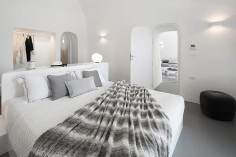 Let's Chill in the Cave Apartment in Oia