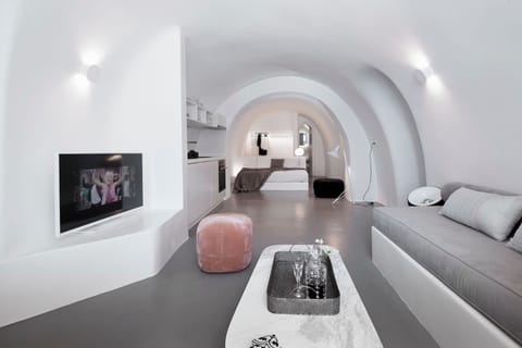 Let's Chill in the Cave Apartment in Oia