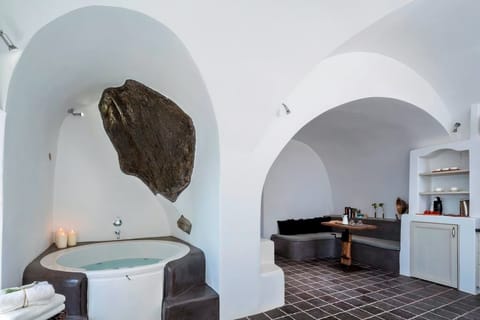 Moonstone Isle Apartment in Oia