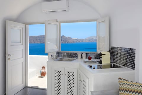 Azure Perch Apartment in Oia