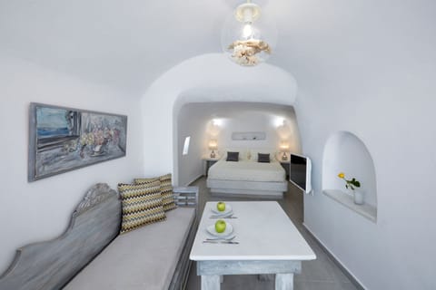 Azure Perch Apartment in Oia