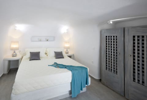 Azure Perch Apartment in Oia