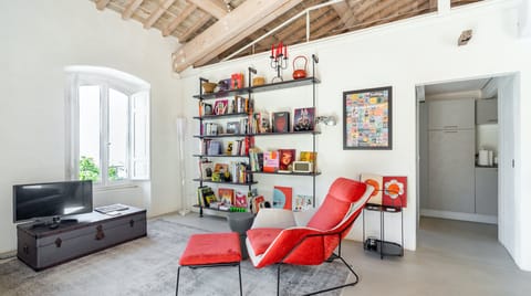 Library in the Trees Apartment in Assisi