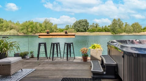 A Lake of Calm Apartment in Cotswold District