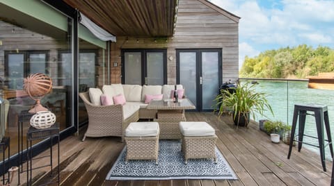 A Lake of Calm Apartment in Cotswold District