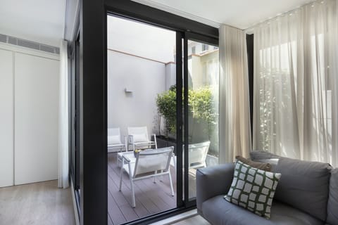 Saffron Light Apartment in Barcelona