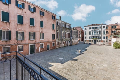 Modern Master Apartment in Venice