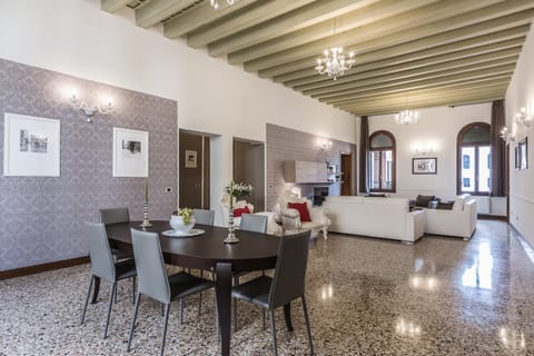 By Candelabra Light Apartment in Venice