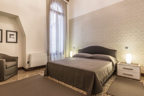 By Candelabra Light Apartment in Venice