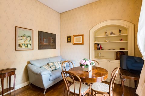 Florals & Antiques Appartement in Rome